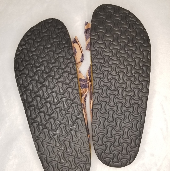 NWOT Sandals with bow accent - Picture 3 of 3